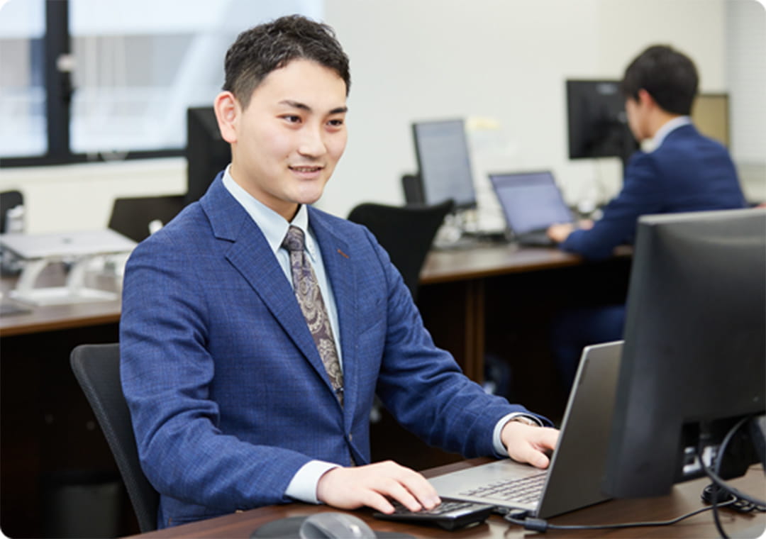 写真：リモート対応する男性社員